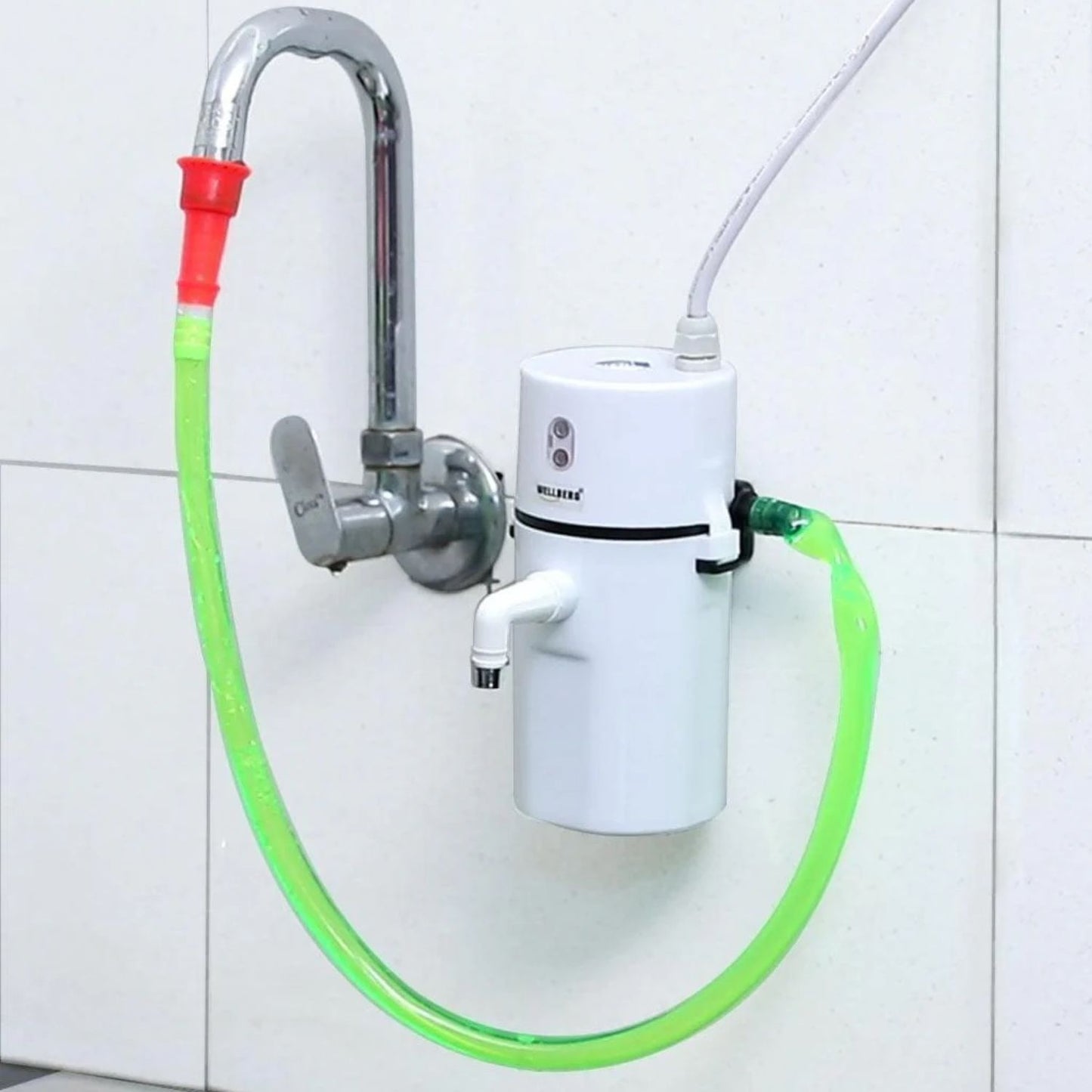 Palamu Portable Water Geyser in White, Instant Heating Water Heater with Digital Temperature Display, Compact and Energy Efficient for Kitchen and Bathroom Use.